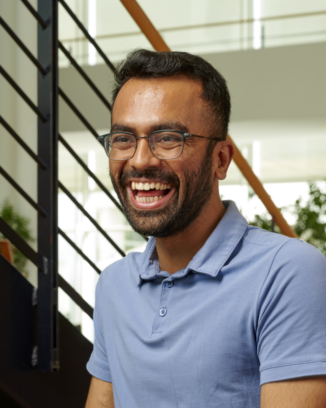 Anuj Dalvi, Mitarbeiter