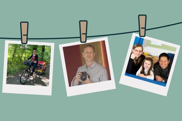 Polaroid-Bilder, die an einer Wäscheleine vor einem grünen Hintergrund hängen. Zu sehen ist eine Gruppe junger Menschen, eine Frau auf einem Fahhrad, ein Mann mit Kamera und eine Familie mit einem Kind